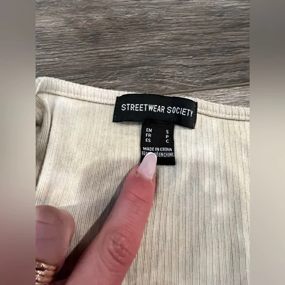 Long Sleeve with Adjustable String - Picture 2 of 3